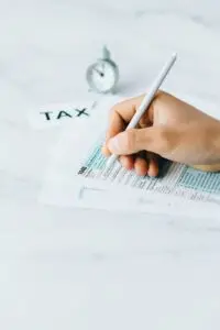 Éviter la double imposition pour les travailleurs frontaliers entre la France et la Suisse.