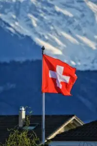 Comparatif pour choisir entre vivre en Suisse ou rester en France quand on est frontalier